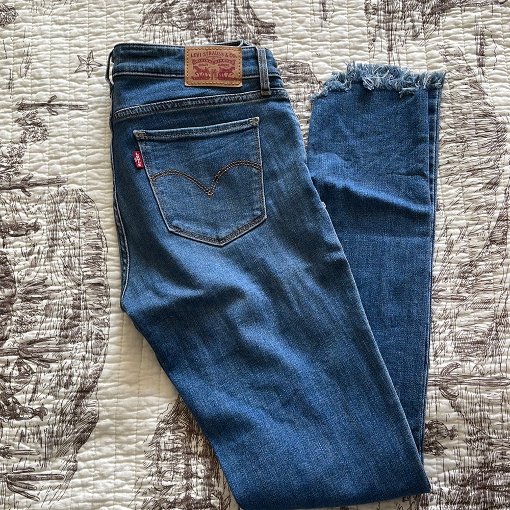 Size 27 raw hem Levi’s distressed